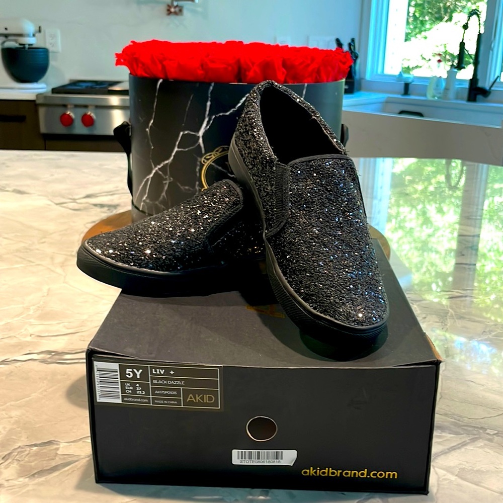 NWT AKID brand Liv black dazzle shoes